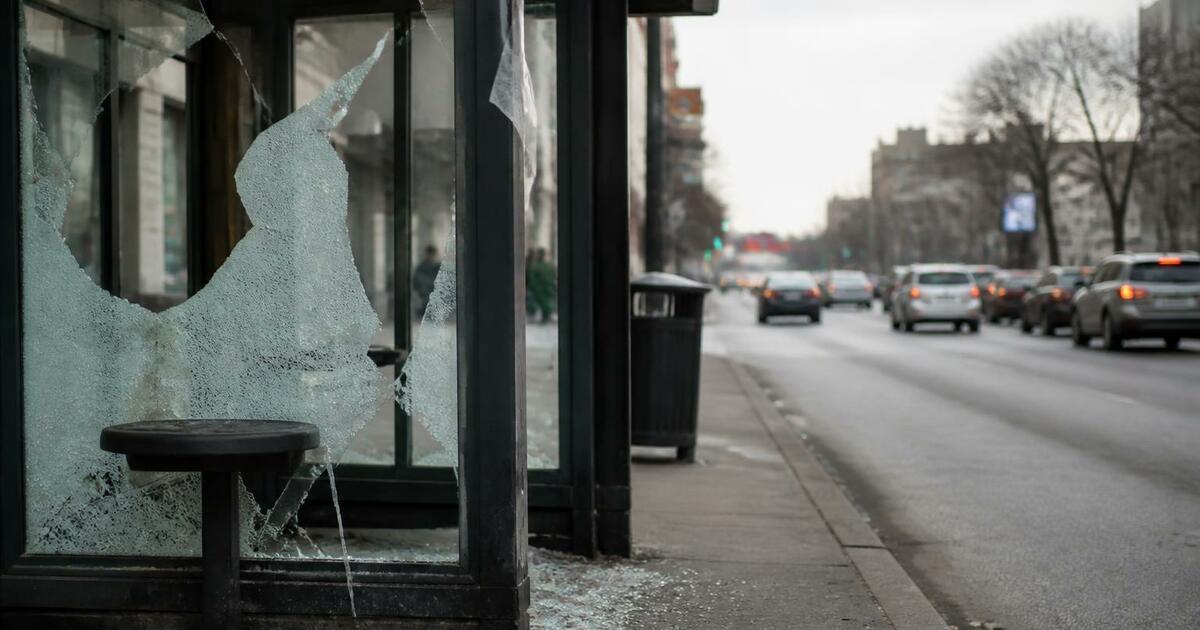 Автомобиль врезался в остановку в Нижнем Новгор...